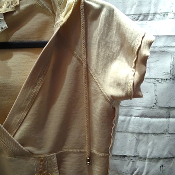 Adorable short sleeve hoodie embellished with beading and has whisker stitching. - Picture 4 of 9